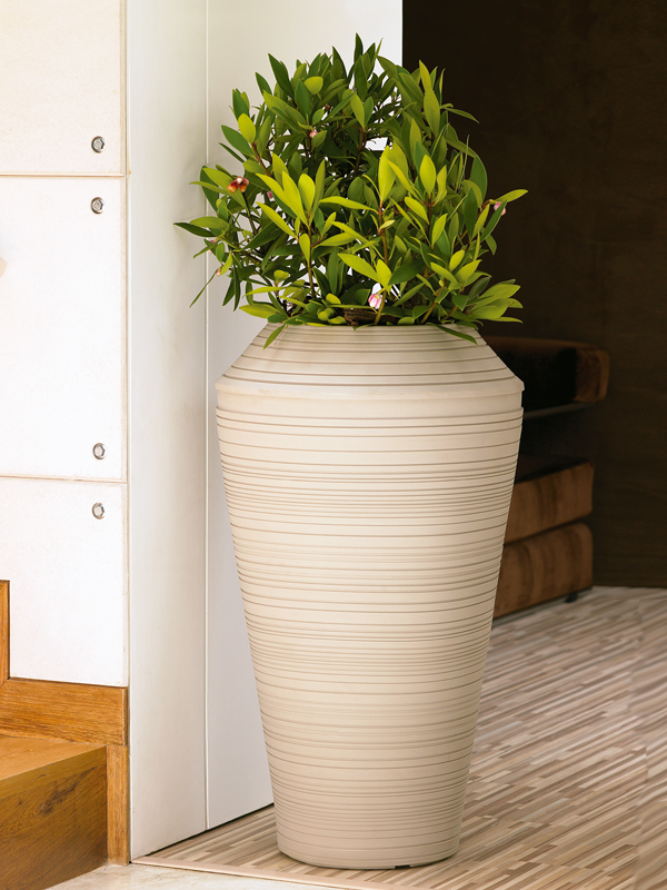 daniel crecent planters